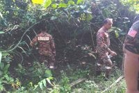 Operasi pencarian dijalankan membabitkan jarak kira-kira 700 meter dari rumah mangsa ke ladang kelapa sawit berhampiran yang turut mempunyai kawasan berpaya. Foto JBPM Perak