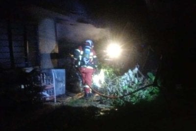 Anggota bomba BBP Raub bertungkus-lumus mengawal dan memadamkan kebakaran yang melibatkan sebuah rumah separuh kekal di Kampung Kuala Dong, Raub. Foto: Bomba Pahang