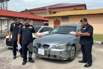 BMW yang dipandu oleh Rohingya dirampas JPJ. Foto SINAR HARIAN / ADILA SHARINNI WAHID