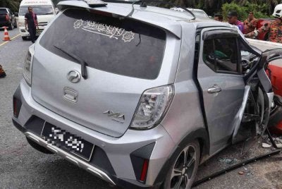 Seorang wanita maut selepas kereta Perodua Axia dipandunya dipercayai bertembung dengan sebuah lori 10 tan yang membawa muatan sabut kelapa di Kilometer 40, Jalan Gua Musang-Kuala Krai, Gua Musang pada Ahad.