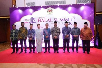 Dr Zulkifli (empat dari kanan) bersama tetamu kenamaan sempena Global Halal Summit Malaysia di Putrajaya baru-baru ini.