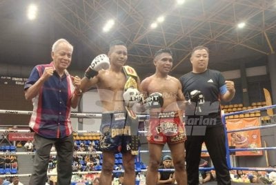 Muhammad Nasir (kiri) bersama Muhammad Atiqullah (dua dari kiri) yang mengungguli Tali Pinggang Sinar Harian pada kejohanan Kuda Merah International Muaythai Challenge 2026 Super Championship pada Ahad.