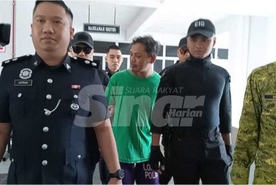 Abadi (tengah) dibawa ke Mahkamah Majistret Kota Tinggi pada Isnin.
