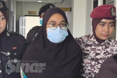 Ismanira memakai baju kurung dan mengenakan tudung berwarna hitam, dibawa ke Mahkamah Tinggi Shah Alam pada Isnin. 
