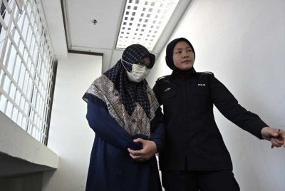 Tertuduh (kiri) mengaku tidak bersalah di Mahkamah Sesyen Ipoh pada Isnin atas tiga pertuduhan melakukan amang seksual terhadap seorang pelajar lelaki berusia 16 tahun.