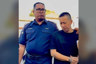 Tertuduh (kanan) dikenakan penjara tujuh tahun dan tiga sebatan kerana cubaan rompakan dengan sengaja mendatangkan kecederaan terhadap seorang lelaki.