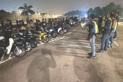 Polis menahan 57 individu termasuk remaja 15 tahun dalam operasi membanteras lumba haram di Plaza Tol Lima Kedai. Foto IPD Iskandar Puteri