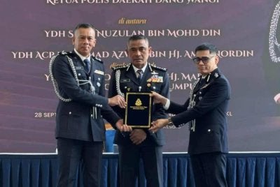 Ahmad Azwan (kanan) dilantik Ketua Polis Daerah Dang Wangi baharu dengan disaksikan Fadil (tengah) pada Isnin.