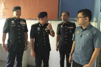 Akmal Nasrullah (kanan) bersama Ab Rahaman (kiri) dan Bahrin (dua dari kiri) meninjau keadaan kuarters di Taman Perumahan Polis Jalan Padang Tembak, Kluang.