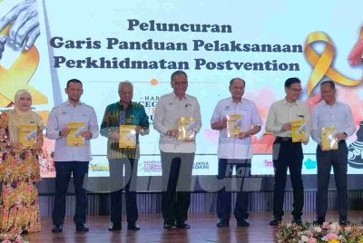 Dzulkefly (tengah) bersama tetamu jemputan menunjukkan buku Garis Panduan Pelaksanaan Perkhidmatan Postvention selepas menyempurnakan Majlis Perasmian Hari Pencegahan Bunuh Diri Sedunia Peringkat Kebangsaan 2026 di Dewan Utama Kolej Poly-Tech Mara Ipoh, pada Isnin.