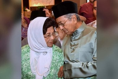 Dr Mahathir bersama isterinya, Dr Hasmah pada majlis Iftar PERKIM. Foto fail Bernama 