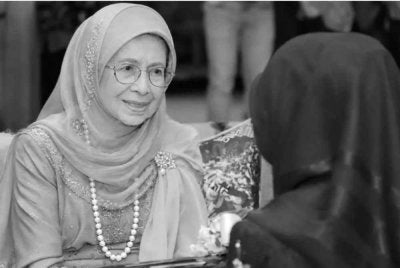 Menurut Siti Nurhaliza, pemergian Allahyarham bukan sekadar kehilangan seorang tokoh negara, malah kehilangan seorang susuk ibu yang selama ini tidak pernah jemu menitipkan kata-kata semangat, kasih sayang dan inspirasi kepada rakyat.
