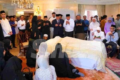 Ahmad Zahid hadir menziarahi jenazah Allahyarham Dr Hasmah di The Mines Residence, Seri Kembangan pada Isnin. Foto SINAR HARIAN-MOHD HALIM ABDUL WAHID