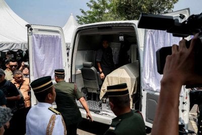 Jenazah Allahyarham Tun Dr Hasmah tiba di Masjid As-Syarif, Taman Sungai Besi Indah, kira-kira jam 3 petang diiringi ahli keluarga bagi pengurusan jenazah dan penghormatan terakhir sebelum dikebumikan di Pusara Negara, Presint 20, Putrajaya. Foto Bernama
