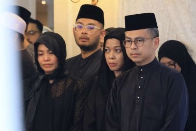 Fahmi memberi penghormatan terakhir kepada Allahyarham Tun Dr Hasmah di kediaman Tun Dr Mahathir pada Isnin. Foto Bernama