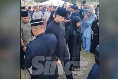 Tunku Azizah diiring Tengku Hasanal hadir di Pusara Negara, Presint 20, Putrajaya pada Isnin.