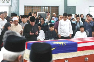 Anwar bersama Dr Wan Azizah memberi penghormatan terakhir kepada Allahyarham Tun Dr Hasmah di Masjid As-Syarif, Taman Sungai Besi Indah pada Isnin. Foto Bernama