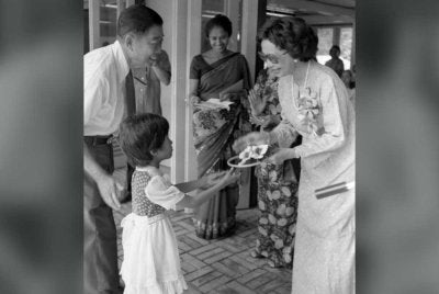 Dr Hasmah hadir majlis meraikan kanak-kanak cacat di Kuala Lumpur pada 31 Mei 1981. Gambar fail Bernama