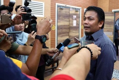 Mohd Asna ketika ditemui pemberita selepas dirakam percakapan oleh pasukan Bukit Aman berhubung kemelut semasa Negeri Sembilan di Menara MAINS pada Isnin. Foto Bernama