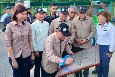 Saarani menandatangani plak perasmian selepas menyempurnakan Majlis Perasmian Loji Tenaga Boleh Diperbaharui Biogas 2MW, Tapak Pelupusan Sanitari Lahat pada Isnin.