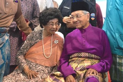 Dr Mahathir bersama isterinya, Dr Hasmah pada Rumah Terbuka Aidilfitri Perdana Menteri dan Jemaah Menteri di Kompleks Seri Perdana. Gambar fail Bernama