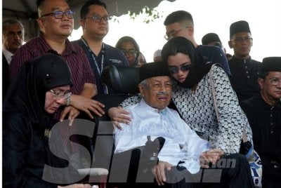 Tun M dilihat sayu dan menitiskan air mata ketika memberikan penghormatan terakhir buat Allahyarham isterinya, Tun Dr Hasmah di Pusara Negara, Presint 20, Putrajaya pada Isnin. - Foto: SINAR HARIAN / ROSLI TALIB