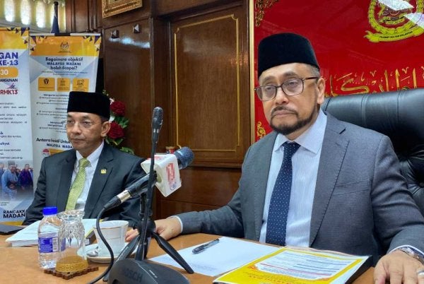 Tengku Mohamed Faziharudean (kanan) semasa sidang akhbar di Istana Balai Besar di Kota Bharu pada Isnin.