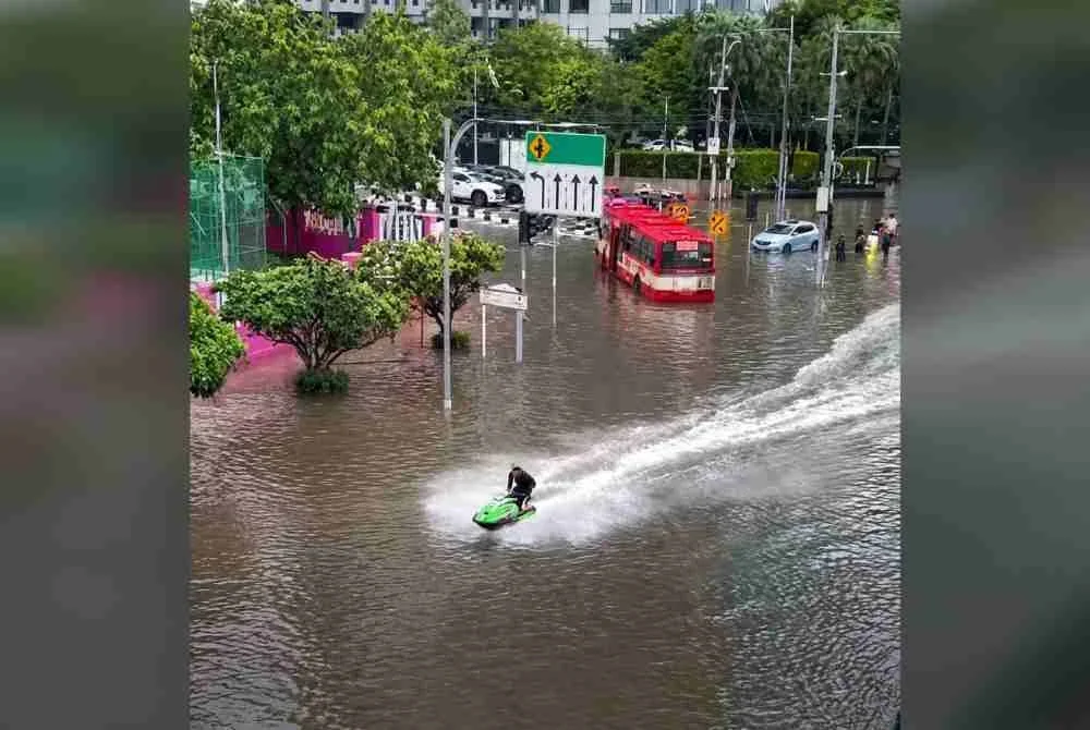 Video yang tular di media sosial menunjukkan Sorn memecut dan membuat pusingan tajam di jalan yang ditenggelami banjir di Bangkok. - Foto Agensi