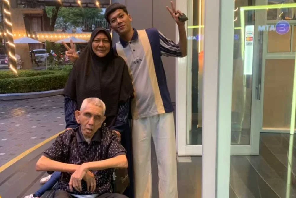 Muhammad Imran bersama ibunya, Che Puteh dan ayahnya, Mohd Zain ketika bercuti di Kuala Lumpur pada tahun lepas.