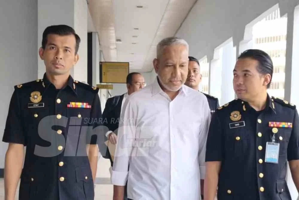 Mohd Zaid yang memakai kemeja berwarna putih diiringi beberapa pegawai Suruhanjaya Pencegahan Rasuah Malaysia di Mahkamah Sesyen Kuala Lumpur pada Selasa.