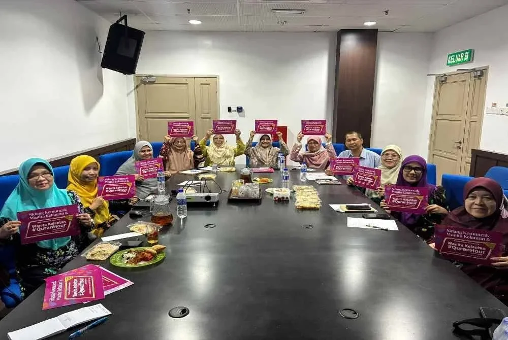 Mesyuarat yang dihadiri 12 ahli jawatankuasa kecil sempena persiapan Program Wanita Kelantan #QuranHour di Dewan Utama USM Kubang Kerian, Kota Bharu.