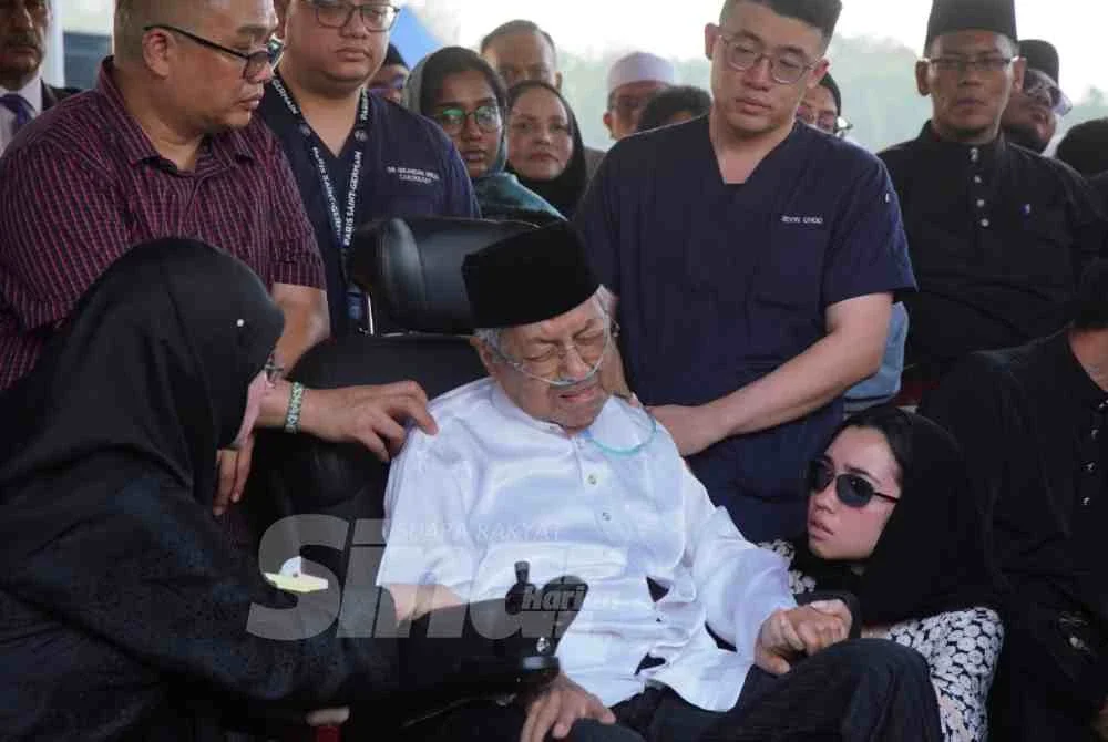 Dr Mahathir menangisi pemergian isteri tercinta selepas bersama-sama melayari bahtera rumah tangga selama 70 tahun. Foto SINAR HARIAN/ ROSLI TALIB.