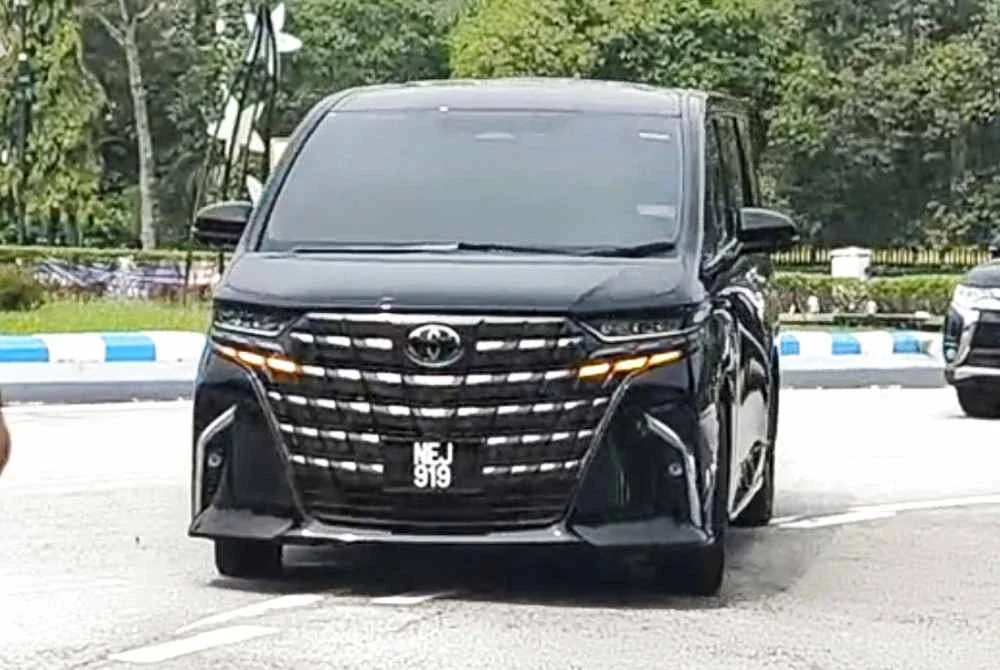 Kenderaan dinaiki Ismail tiba di Istana Hinggap, Seremban pada Selasa.