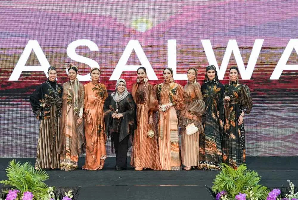 Datin Sharifah Salwa (empat, kiri) bersama model-model yang memperagakan lapan koleksi terbaharu Casalwa, 'Teduh' pada Pertunjukkan Fesyen Modest Luxe sempena MIHAS 2026.