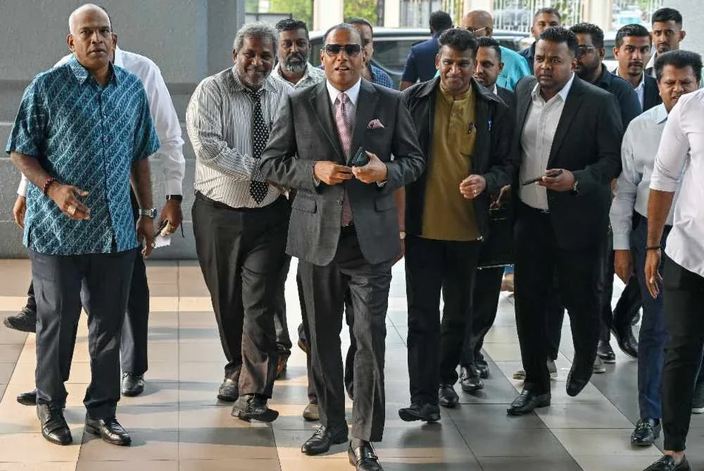 Saravanan hadir ke Mahkamah Sesyen Kuala Lumpur pasa Selasa bagi sebutan kes rasuah yang dihadapinya berhubung kelulusan bagi permohonan 1,000 kuota pekerja asing, empat tahun lalu. - Bernama
