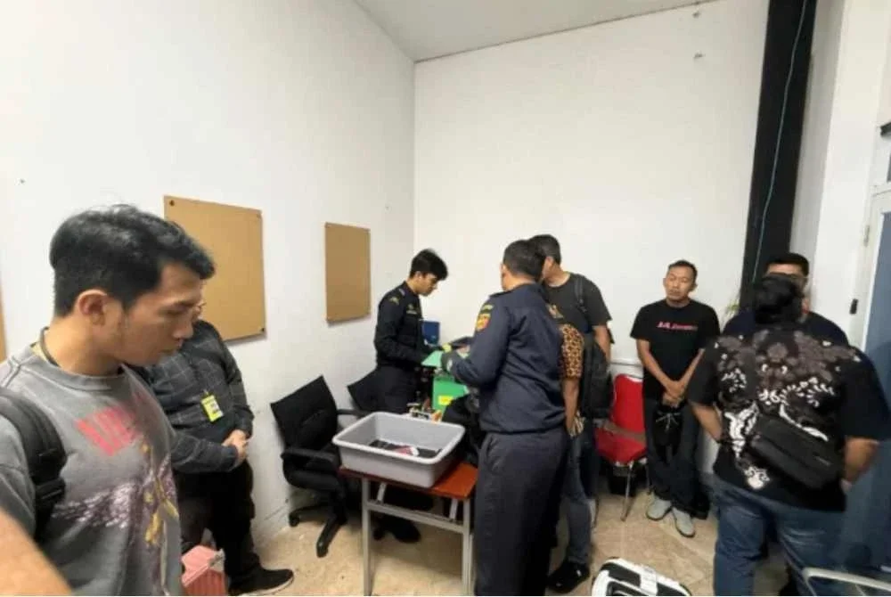 Badan Reserse Kriminal (Bareskrim) Polis Indonesia membongkar makmal rahsia menghasilkan cecair vape mengandungi dadah di Jakarta Utara. Enam warga asing ditahan. Foto Agensi