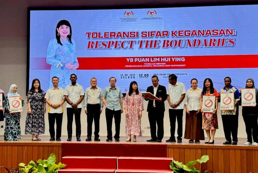 Hui Ying (tengah) menghadiri Program Toleransi Sifar Keganasan: Respects The Boundaries di Sekolah Menengah Jenis Kebangsaan Chung Ling di Butterworth pada Selasa.