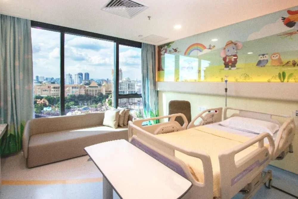 Menara F memperkukuh lagi perkhidmatan pediatrik SMC menerusi penjagaan bersepadu serta kemudahan khusus termasuk wad pesakit dalam kanak-kanak, Unit Rawatan Rapi Pediatrik (PICU) dan Pusat Kecemasan Kanak-Kanak khusus hospital swasta pertama di Malaysia.