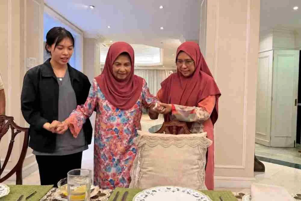 Ahmad Samsuri dan isteri di kediamannya pada 20 September lalu. Foto: Facebook Dr Ahmad Samsuri Mokhtar