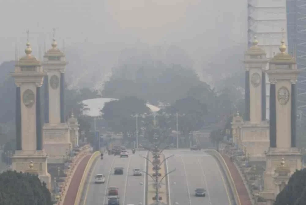 Sebanyak 31 kawasan mencatatkan bacaan IPU tidak sihat setakat jam 12.30 tengah hari pada Selasa. - Foto: Bernama