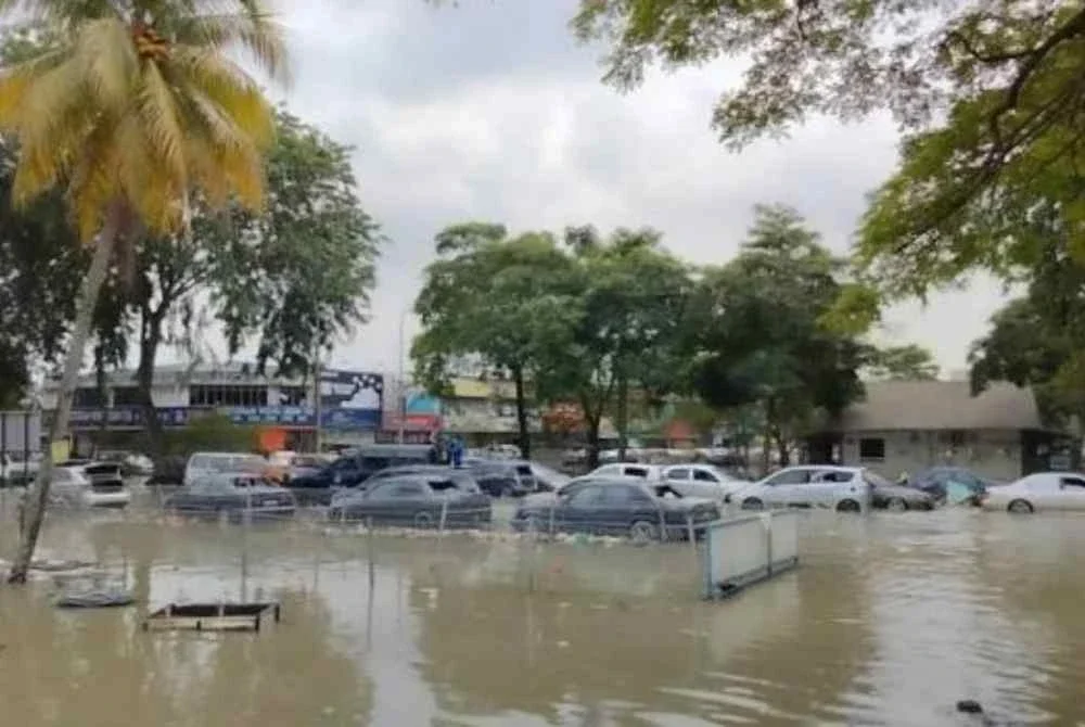 Keadaan banjir di Taman Sri Muda Disember 2021 lalu.