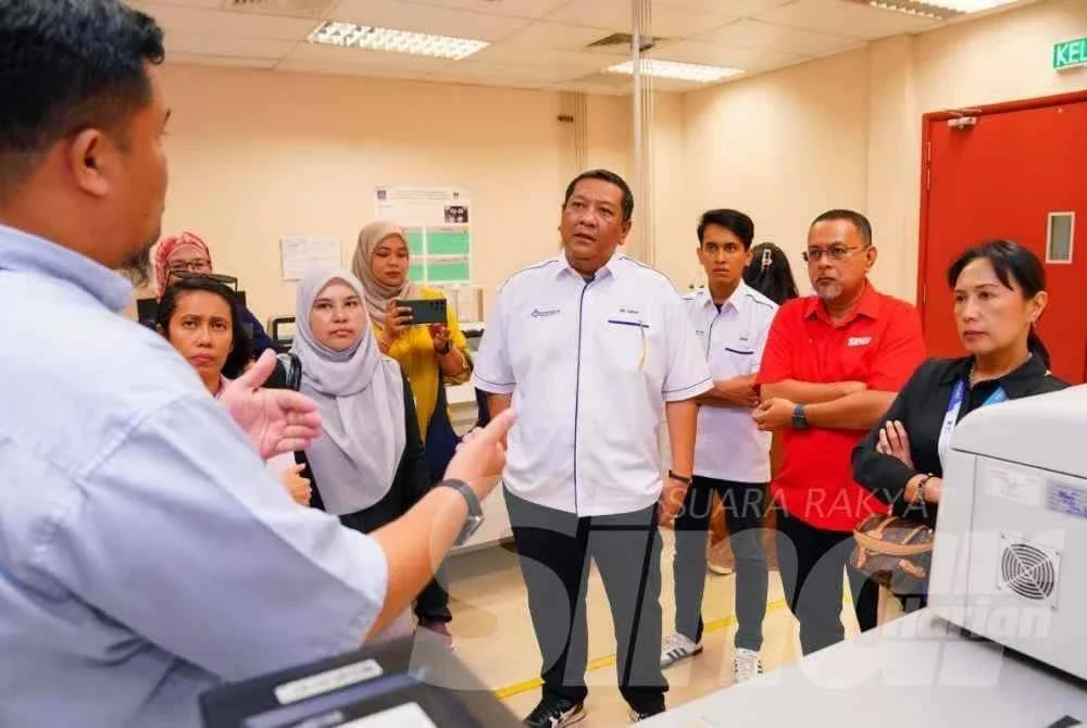Kunjungan Karangkraf diketuai Nik Justin mendengar penerangan yang diberiman Senior Metrologi Kumpulan Kimia, Dr Adlan Akram Mohamad Marzuki berhubung pengujian penandaan di NMIM pada Selasa. FOTO: Sinar Harian / Mohd Halim Abdul Wahid