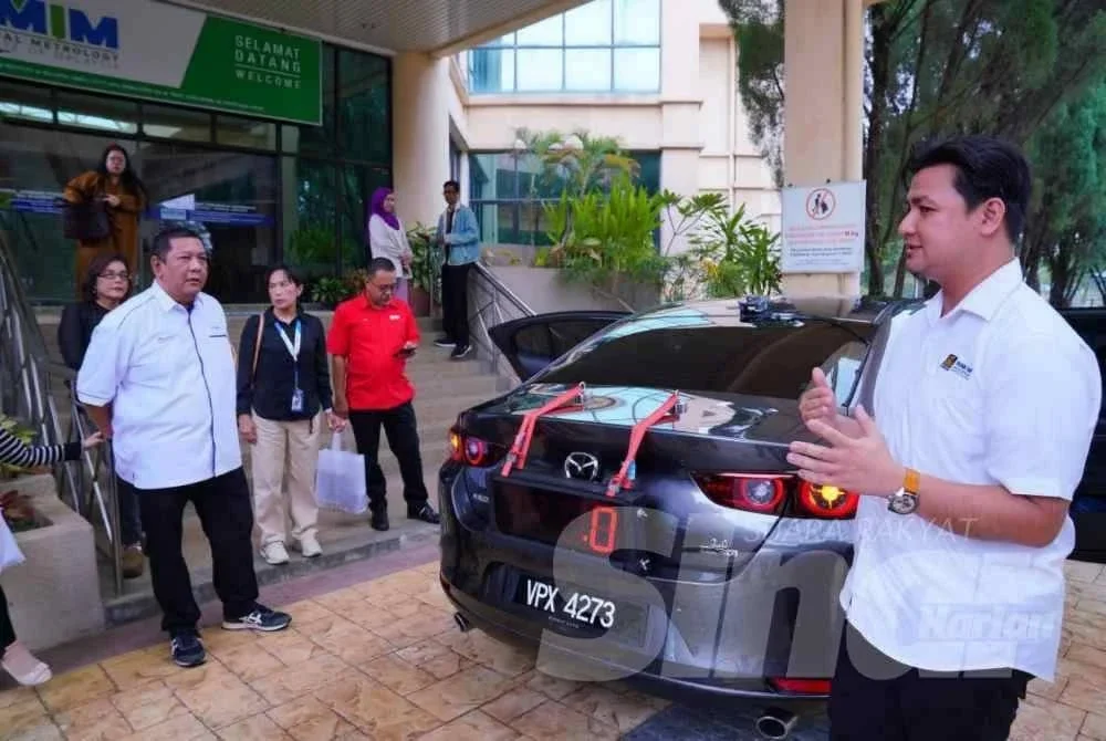 Metrologi Kumpulan Elektrik, Muhammad Afif Bunyamin menerangkan mrngrnai proses kalibrasi sistem AwAS. FOTO: Sinar Harian / Mohd Halim Abdul Wahid