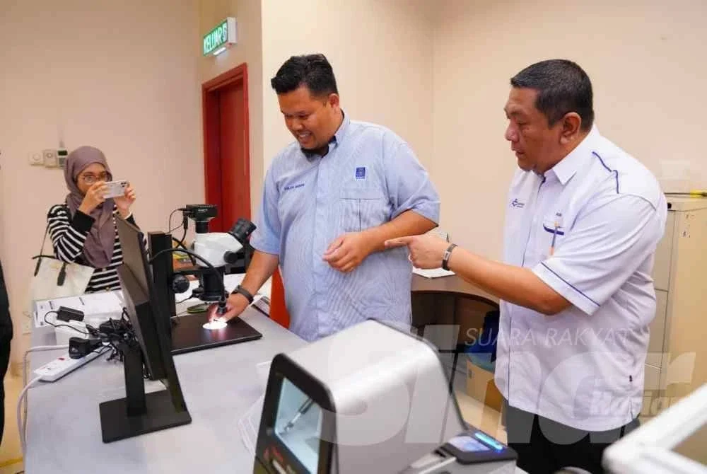 Nik Justin melihat pengujian dan analisis bahan ketika kunjungan ke makmal analisis permukaan di NMIM. FOTO: Sinar Harian / Mohd Halim Abdul Wahid