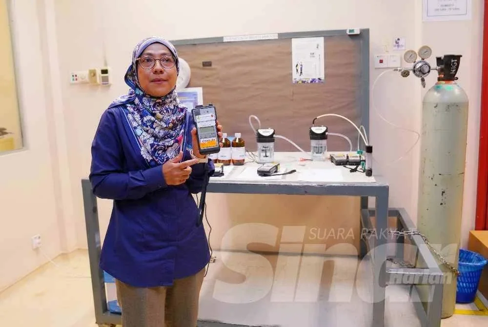 Penolong Pengarah Kumpulan Kimia NMIM, Haslina Abdul Karim menerangkan kalibrasi alat pengujian pernafasan yang digunakan pihak berkuasa.Foto: Sinar Harian /Mohd Halim Abdul Wahid.