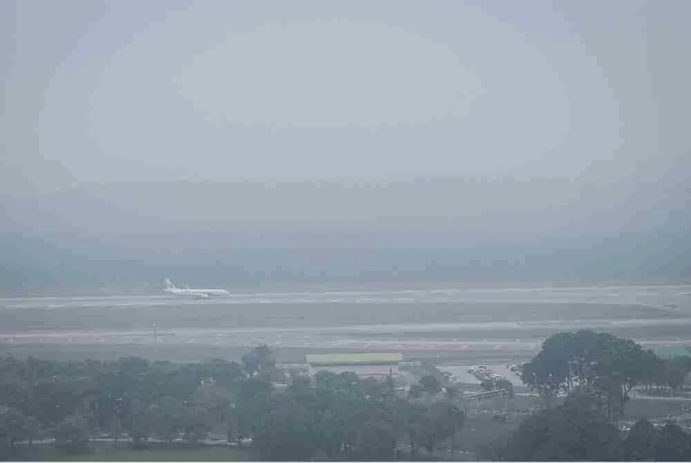 Keadaan jerebu menyelubungi Lapangan Terbang Antarabangsa Kuala Lumpur (KLIA) di Sepang, pada Selasa. Foto: Bernama