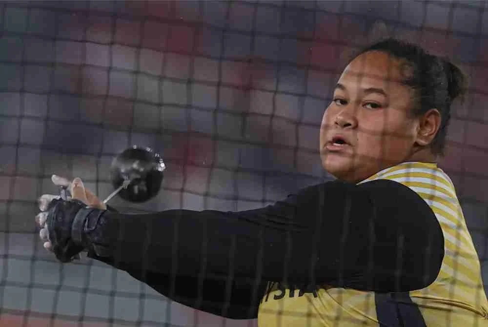 Atlet lontar tukul besi wanita negara, Grace Wong Xiu Mei ketika beraksi pada Final acara berkenaan pada Sukan Asia Aichi-Nagoya 2026 di Nagoya City Mizuho Park Athletic Stadium hari ini. Foto: Bernama