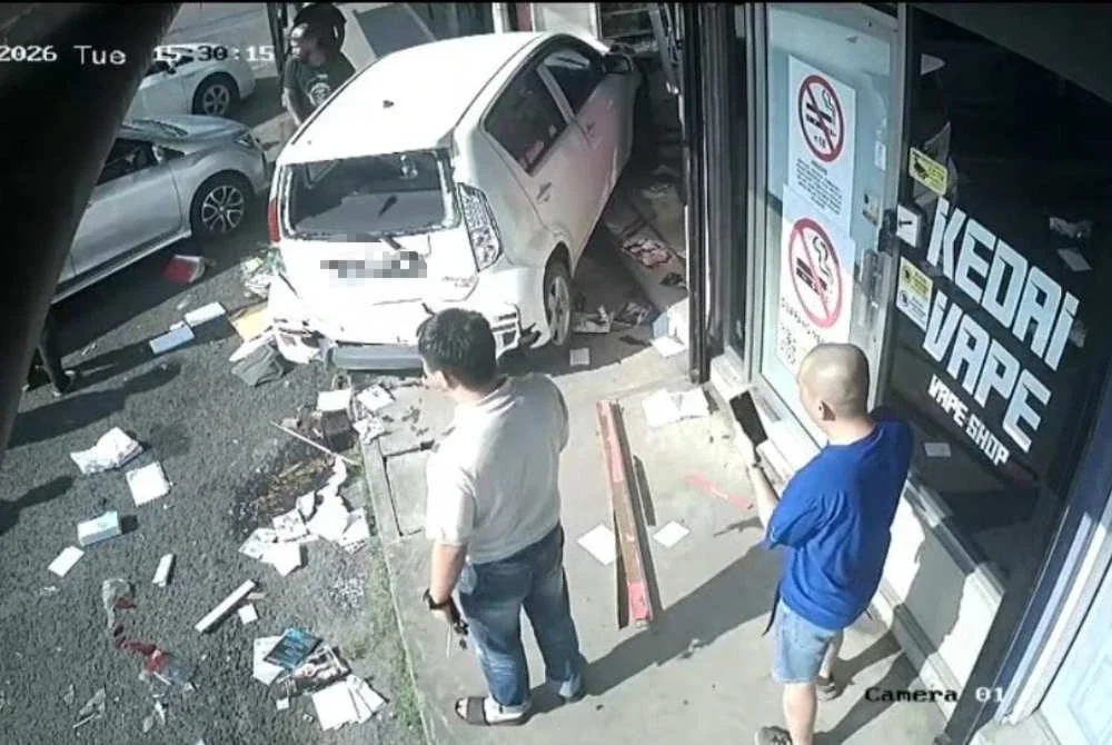Perodua Myvi yang dipandu seorang lelaki warga emas merempuh sebuah premis di Batu 3, Jalan Apas, Tawau.