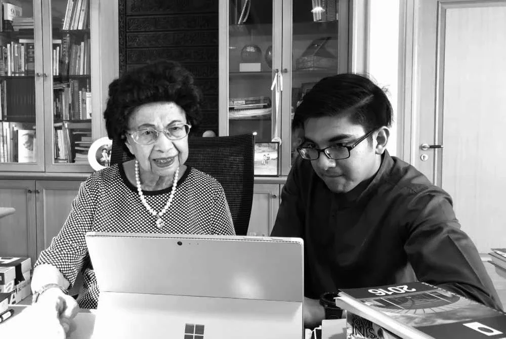 Syed Saddiq berkongsi gambar kenangan bersama Tun Dr Hasmah.