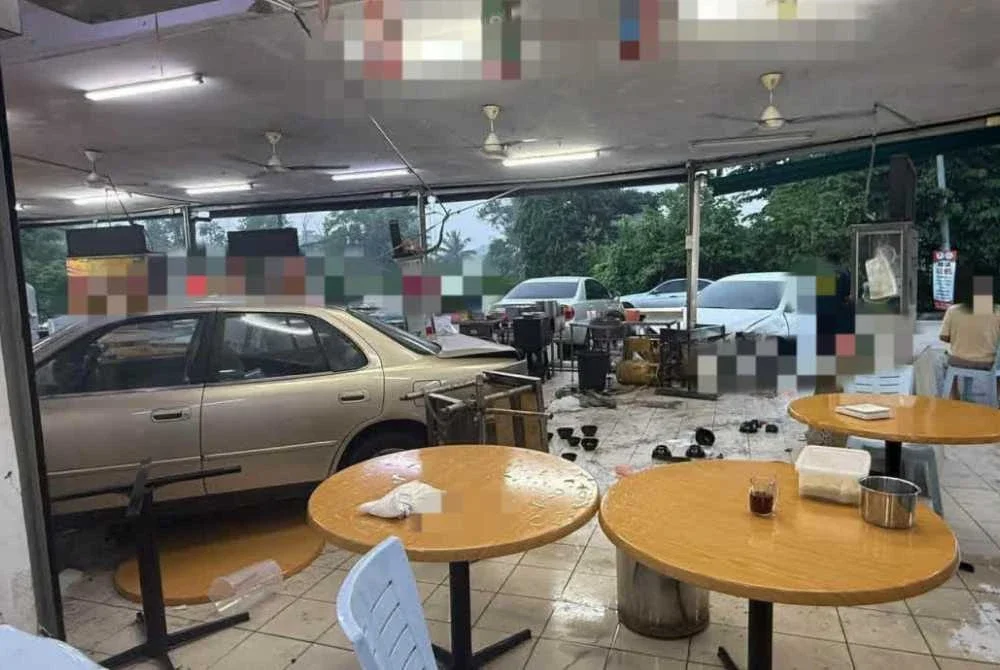 Akibat kejadian itu, dua kenderaan lain dan premis kedai makan mengalami kerosakan. Foto tular